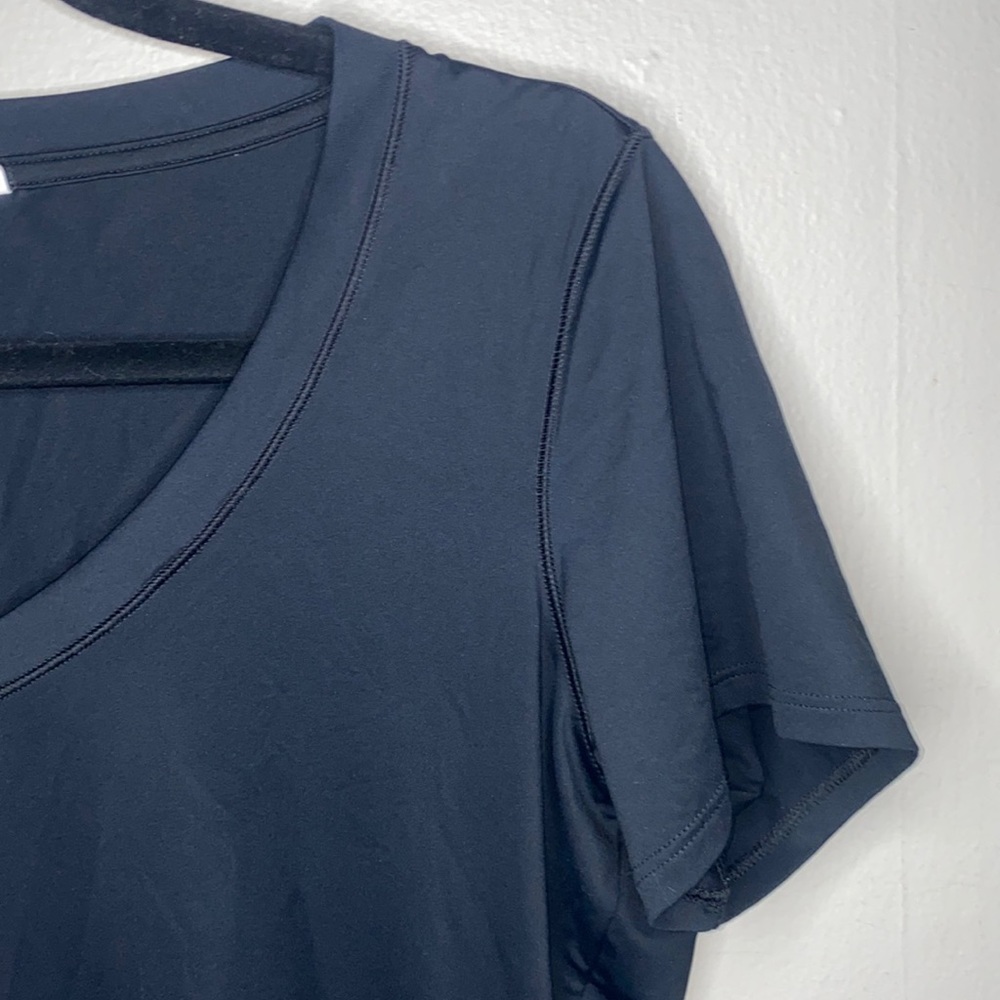 🎱Under armor Black heat gear top! - Picture 1 of 9